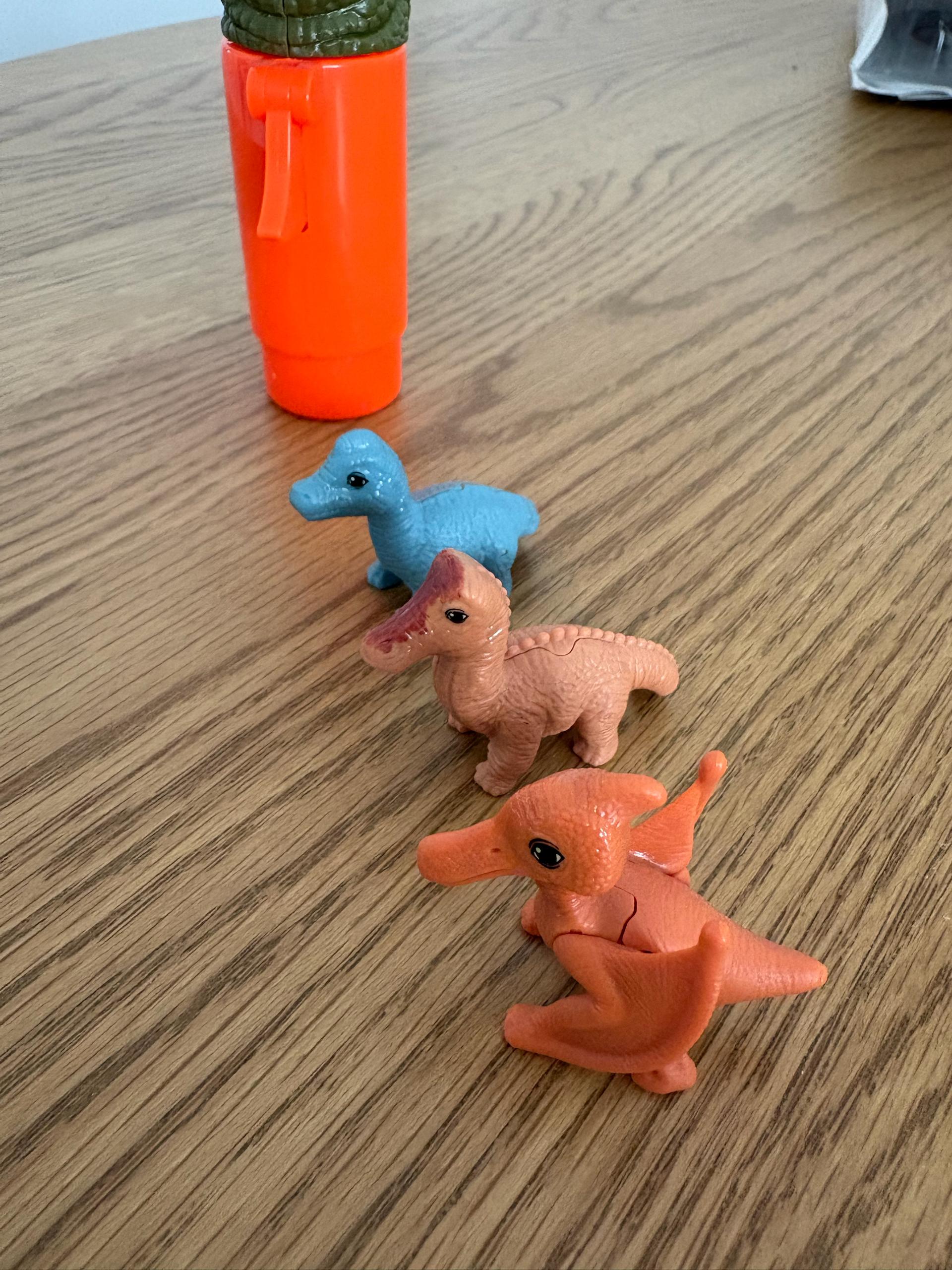 glava dinosafora i igračke iz Kindera photo 3