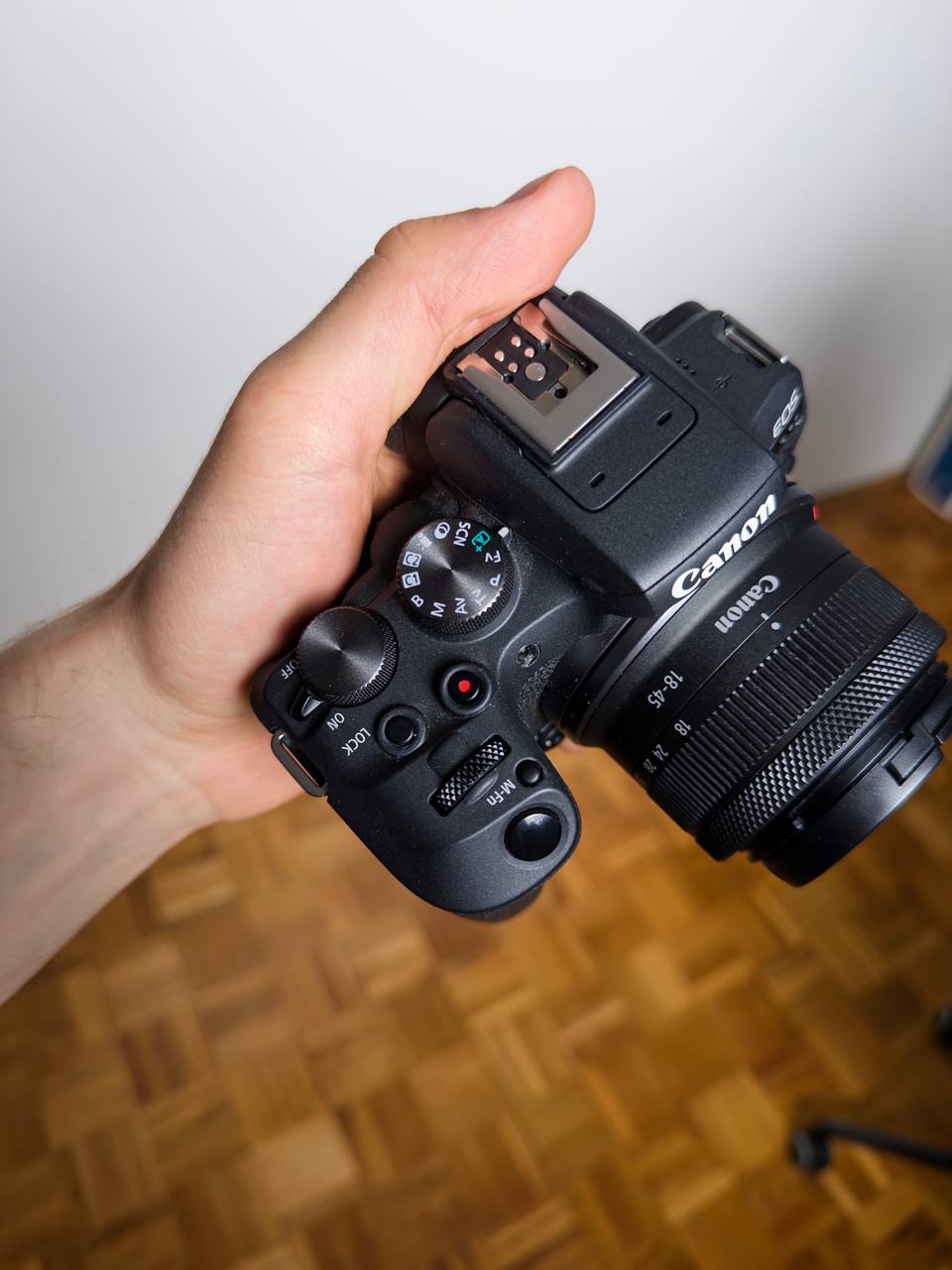 Canon R10 camera with 18-45mm lens photo 2