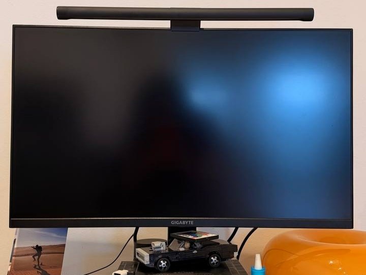 Gigabyte 27 GS27Q monitor photo 2