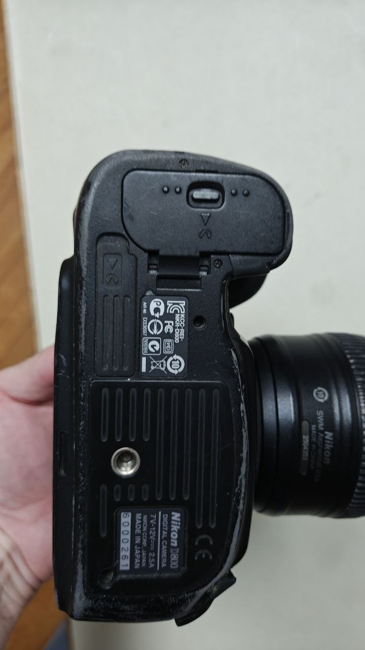 Nikon D800 camera and Nikon AF-S FX NIKKOR 50mm f/1.8G lens photo 3