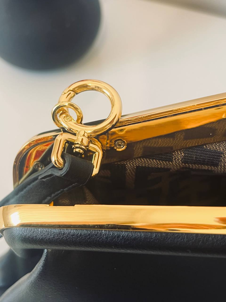 Black leather bag photo 2