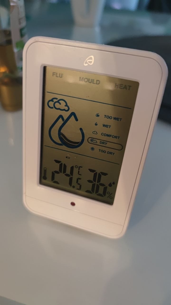 Kućni zatvoreni senzor temperature i vlaжности