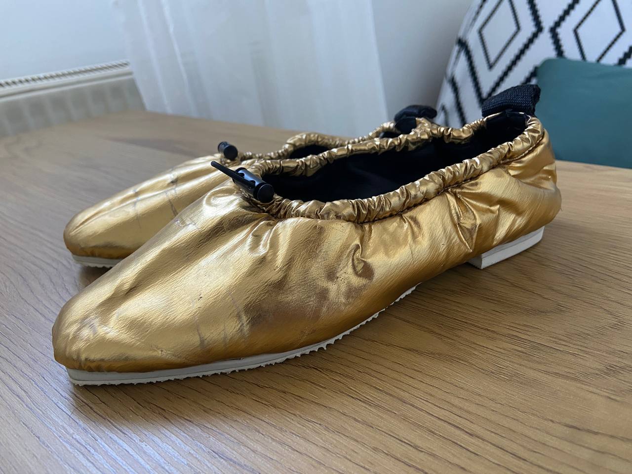 golden shoes / ballet flats bimba y lola