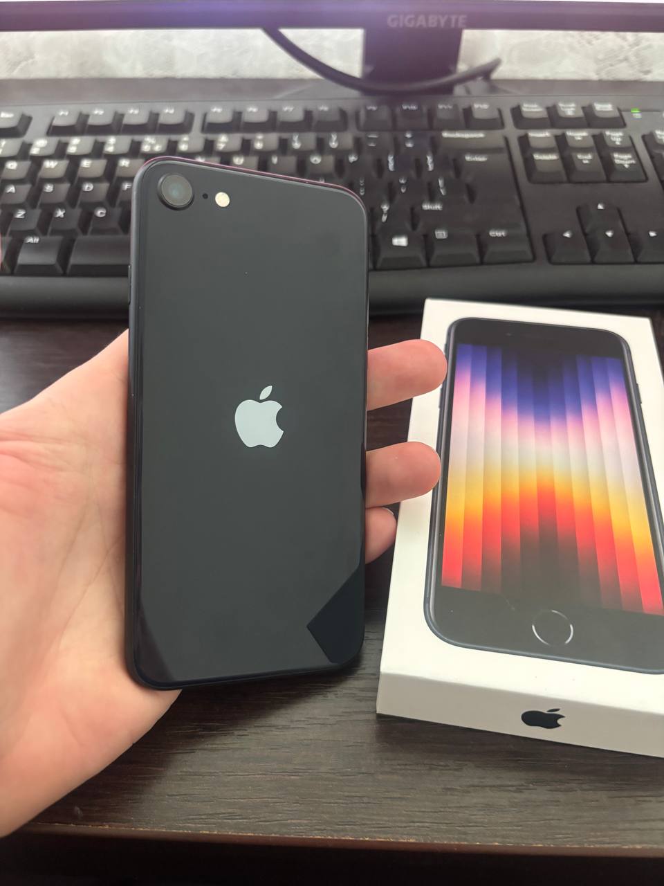 iPhone SE 3 2022 photo 2