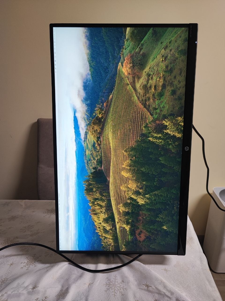 HP p27q G4 monitor photo 2