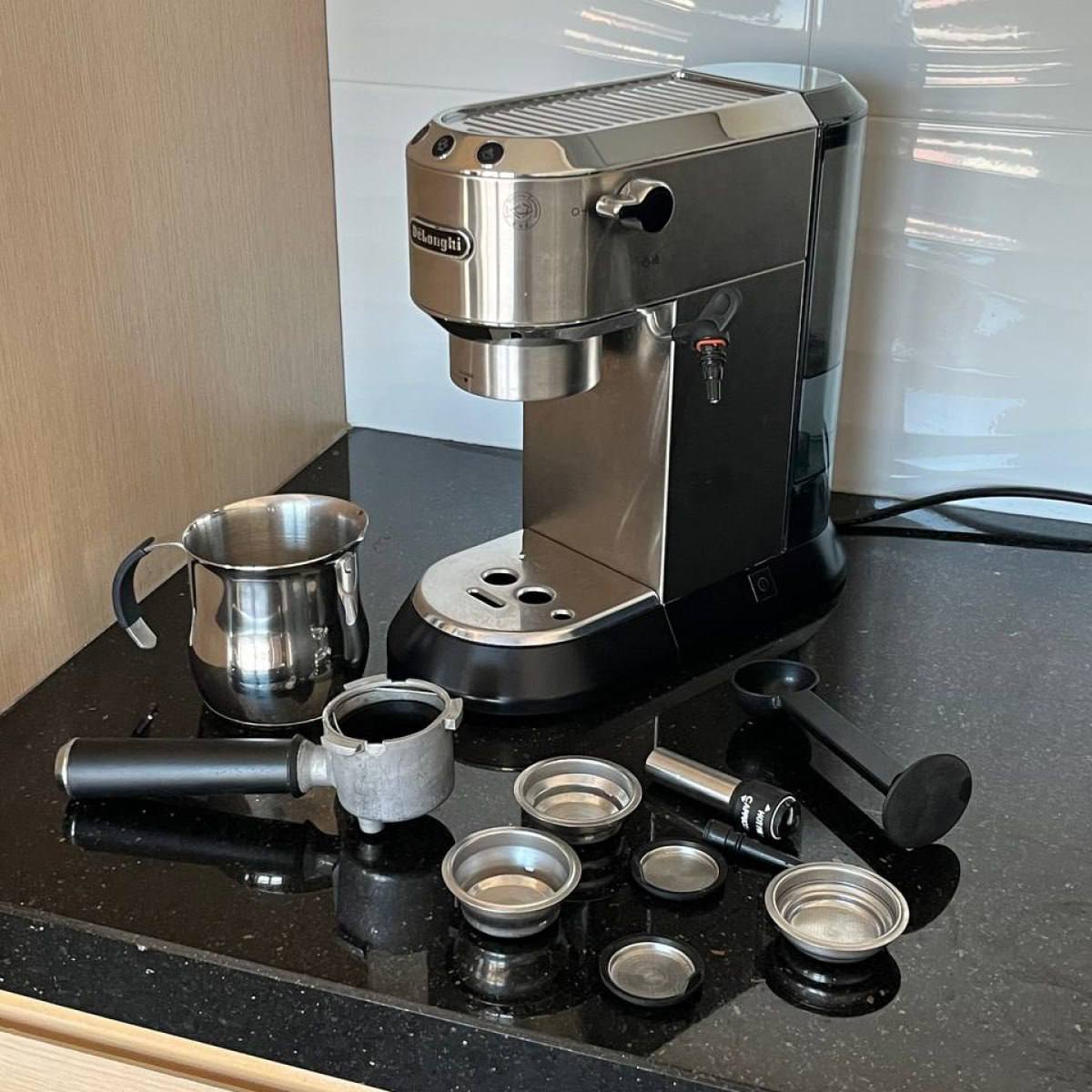 DELONGHI Dedica Style EC685.M рожковая кофемашина са капучинатором