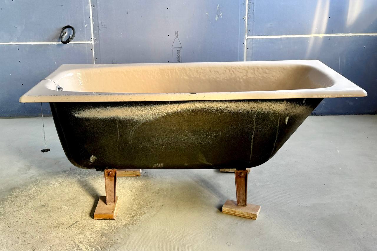 Cast iron bathtub photo 2