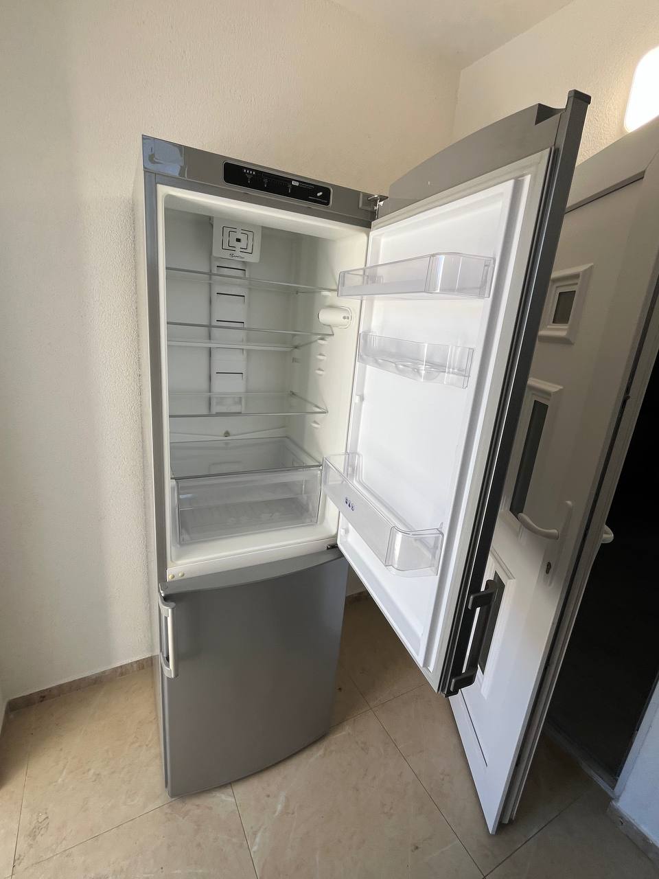 Whirlpool refrigerator photo 3