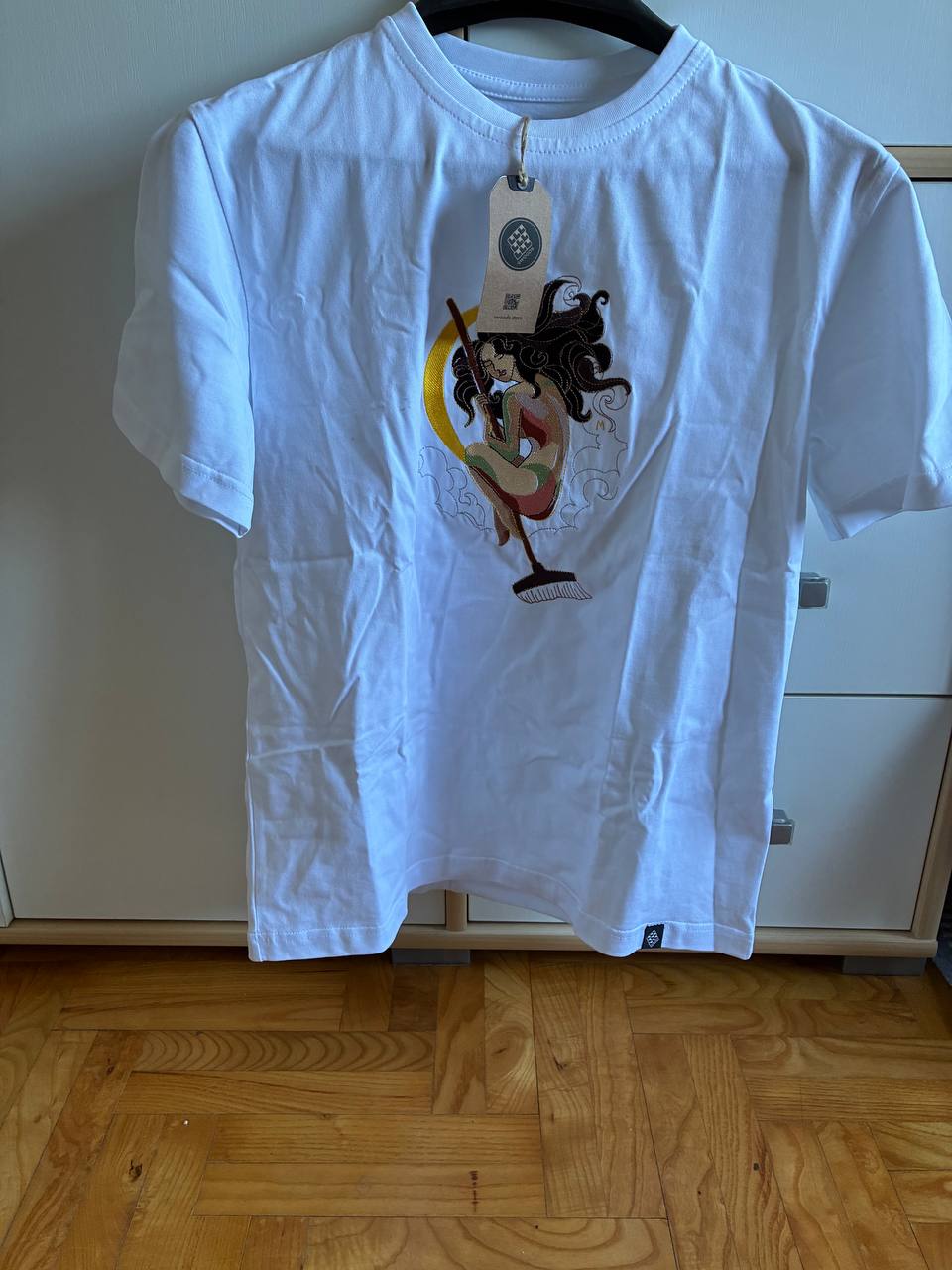 Majica sa izrezbravom Margarete na štapiću