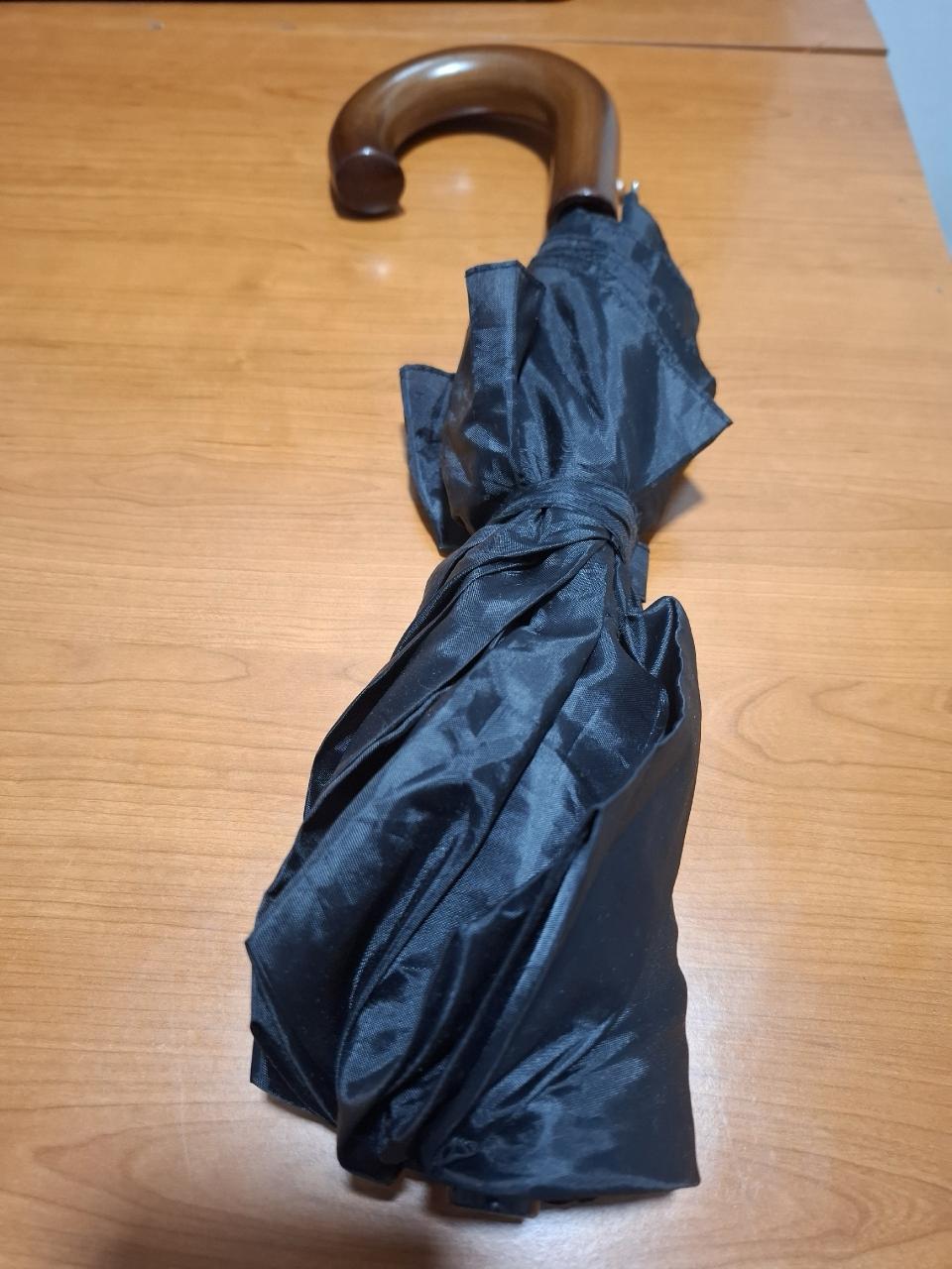 Crni parasol sa drvenom ručkom