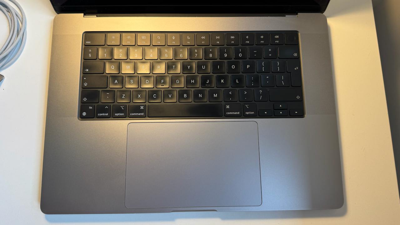 MacBook M1 Pro 16" photo 2