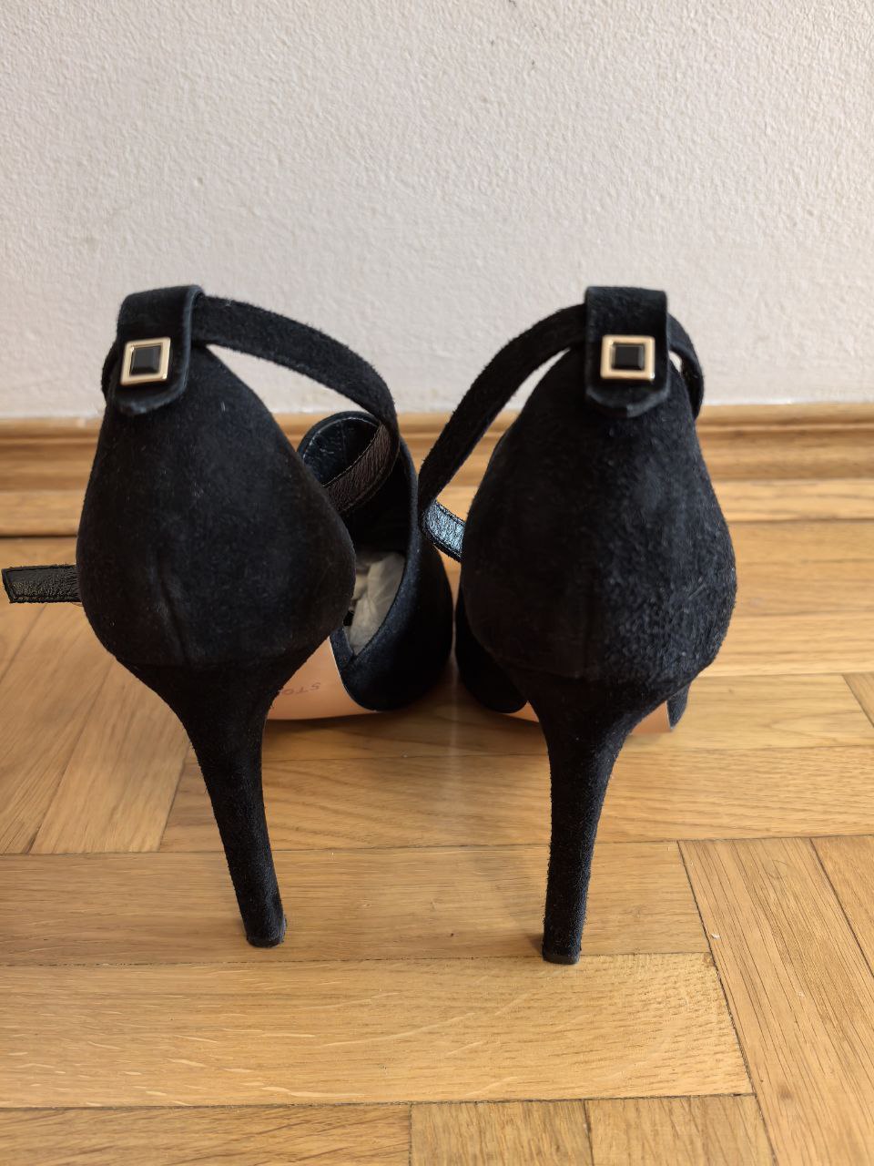 Black shoes photo 6