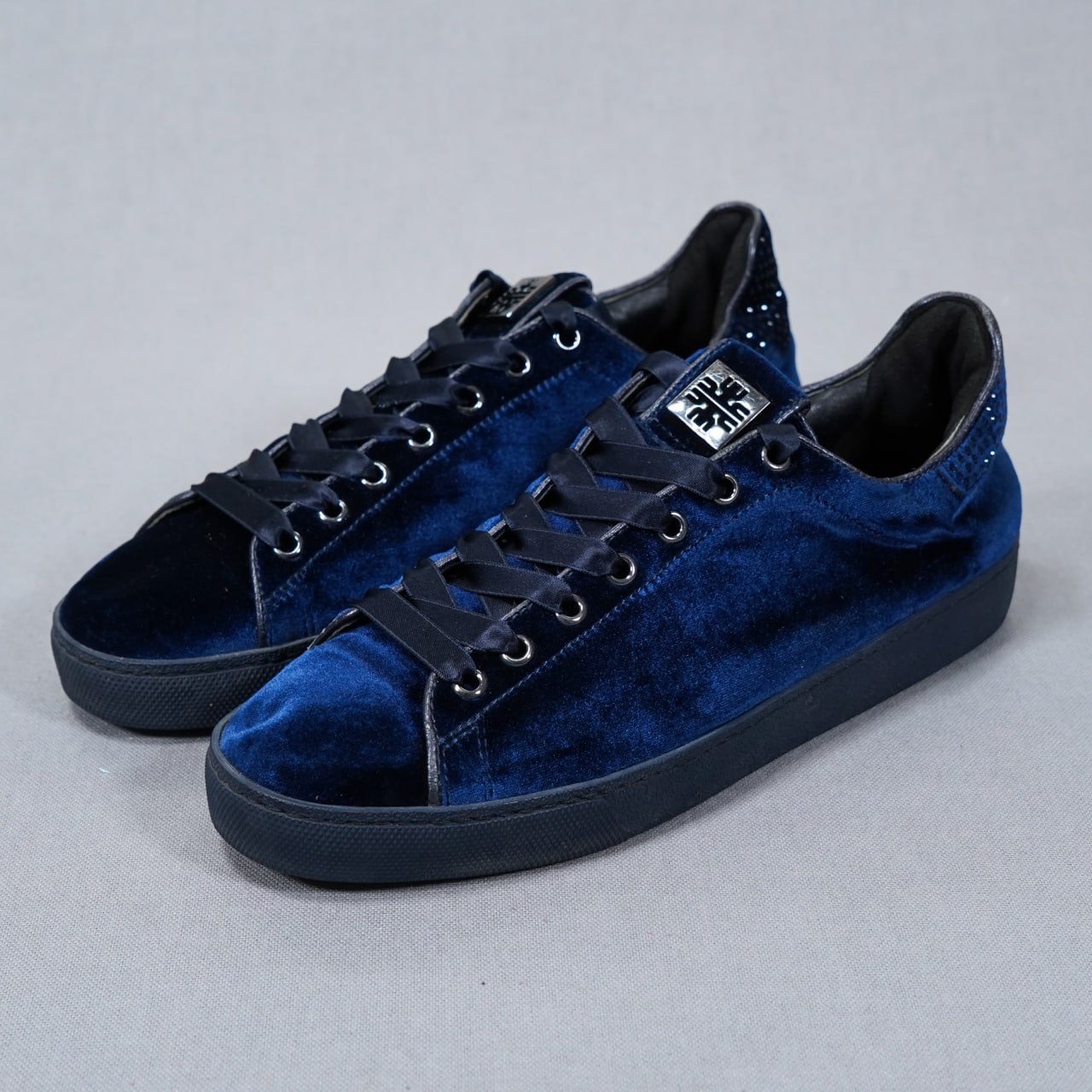Högl blue velvet sneakers with rhinestones