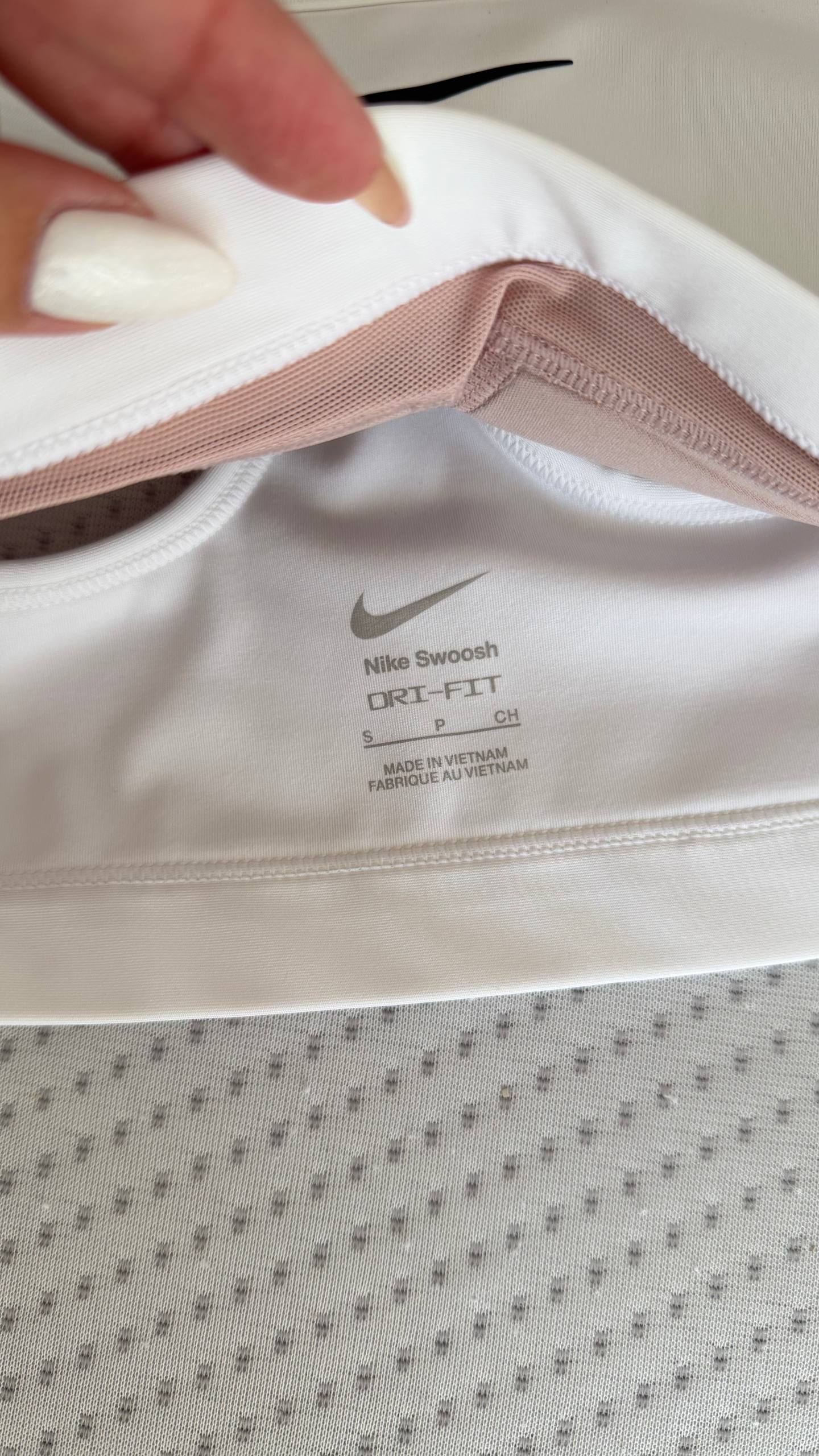 Nike top photo 3
