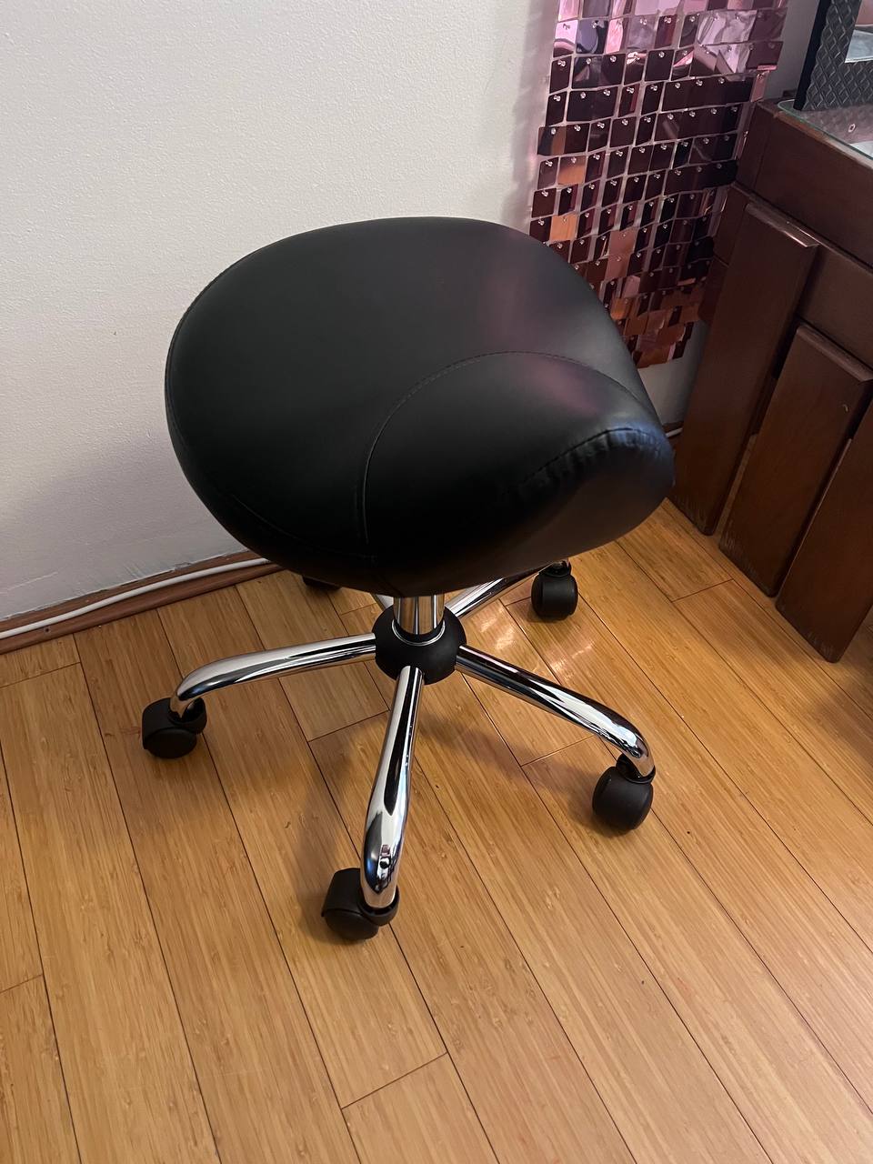 Alexander cosmetics saddle chair photo 2