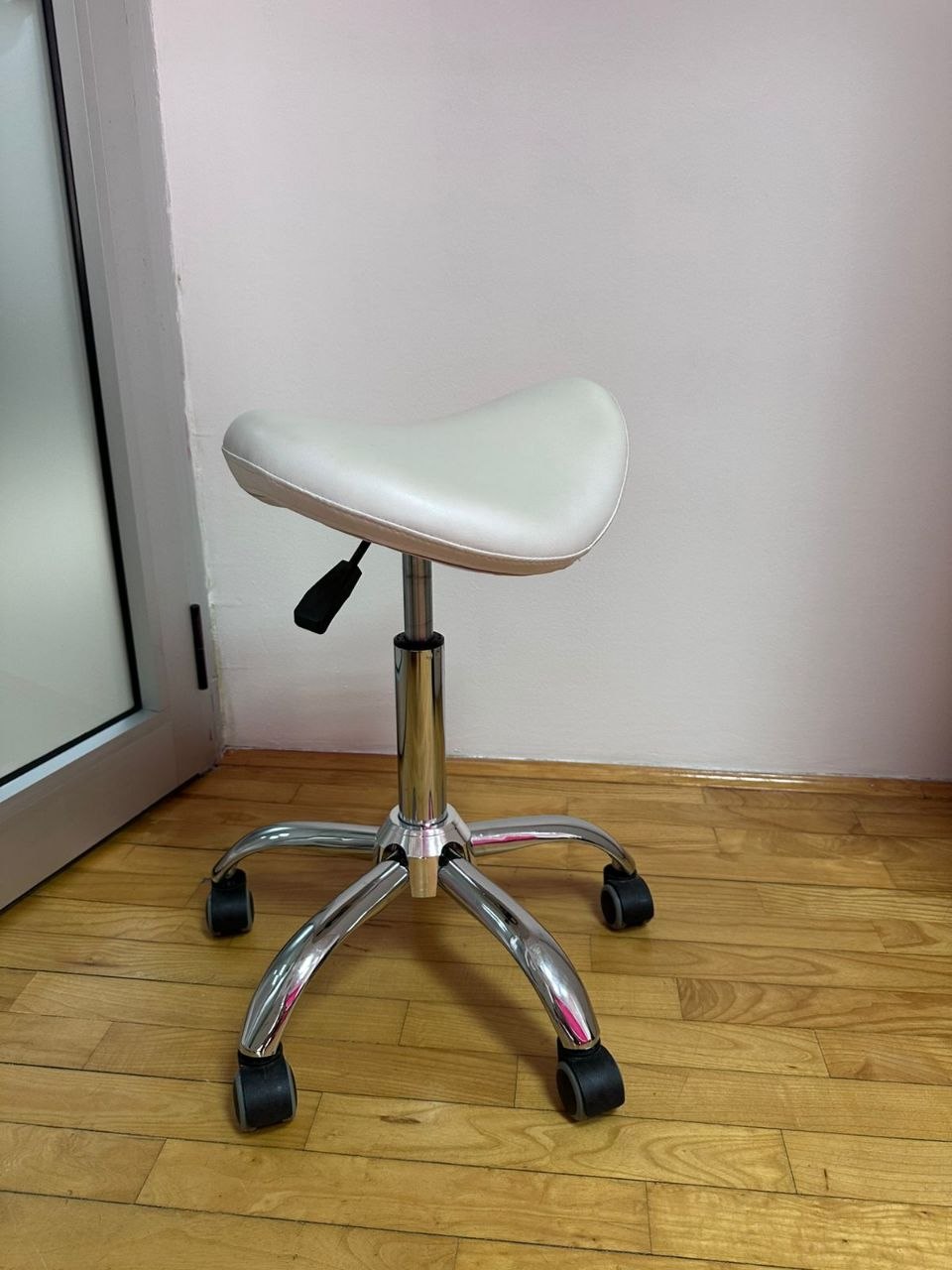 Cosmetic chair