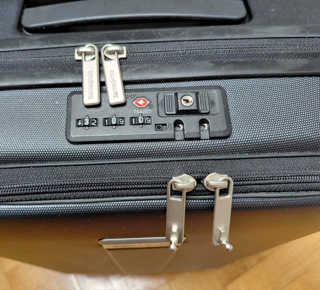 Samsonite suitcase photo 4