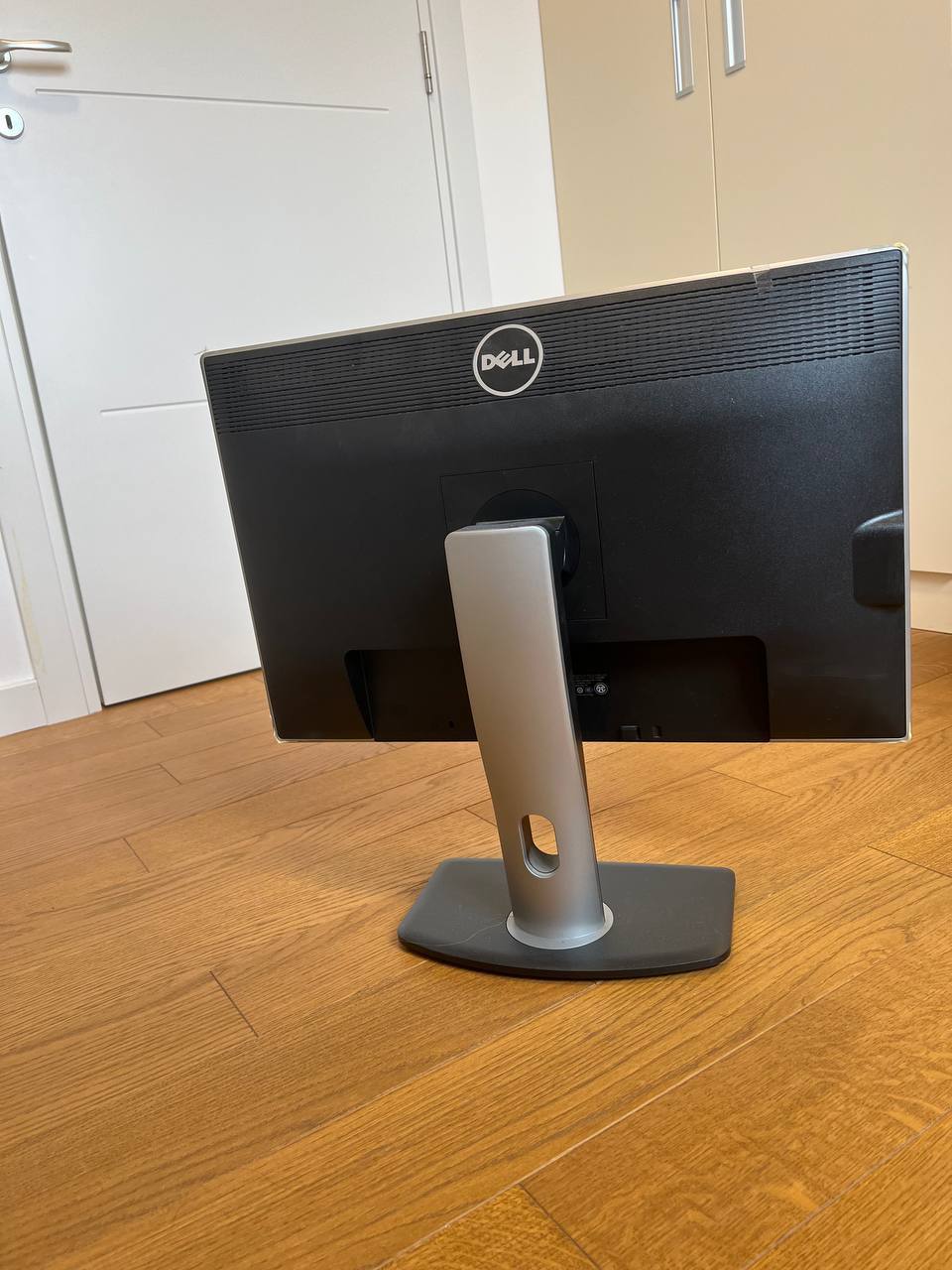 24" Dell UltraSharp U2412M Monitor photo 4