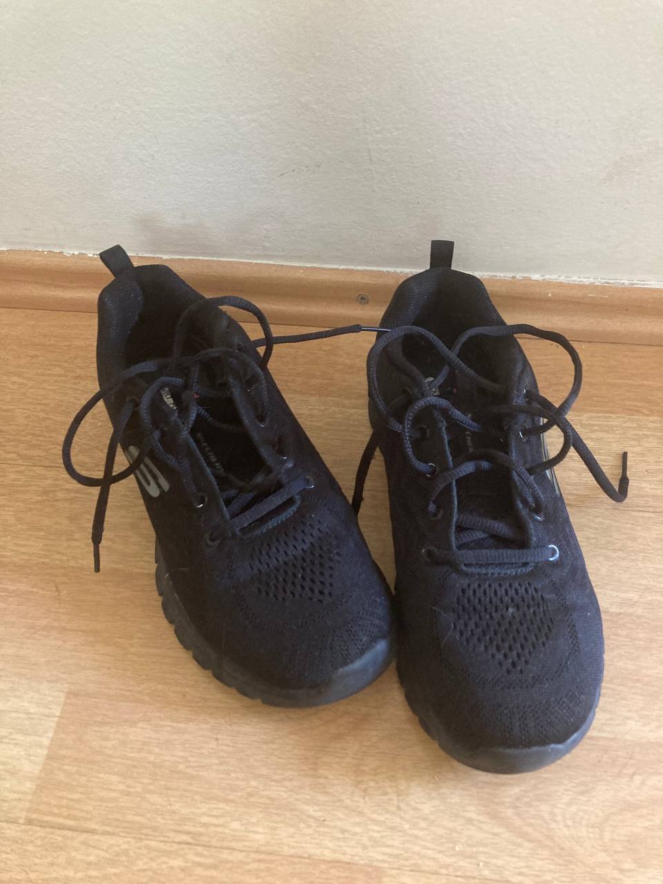 Sketchers sneakers