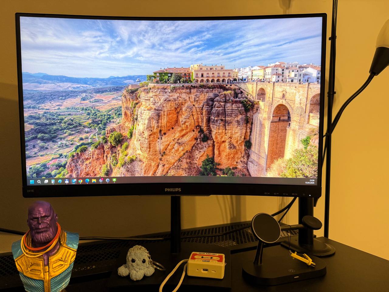 изогнутый монитор Philips 241E