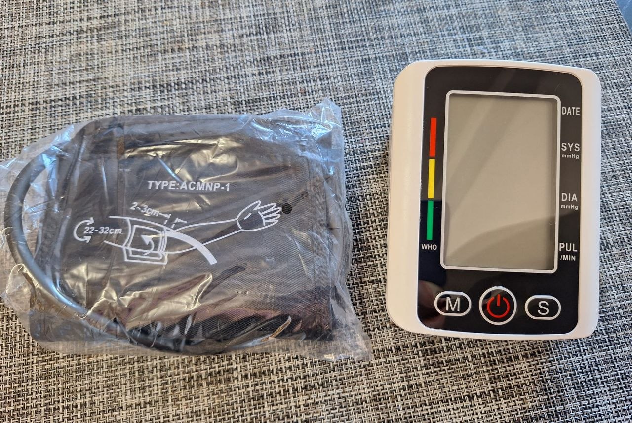 Automatic blood pressure monitor with a universal anatomical cuff