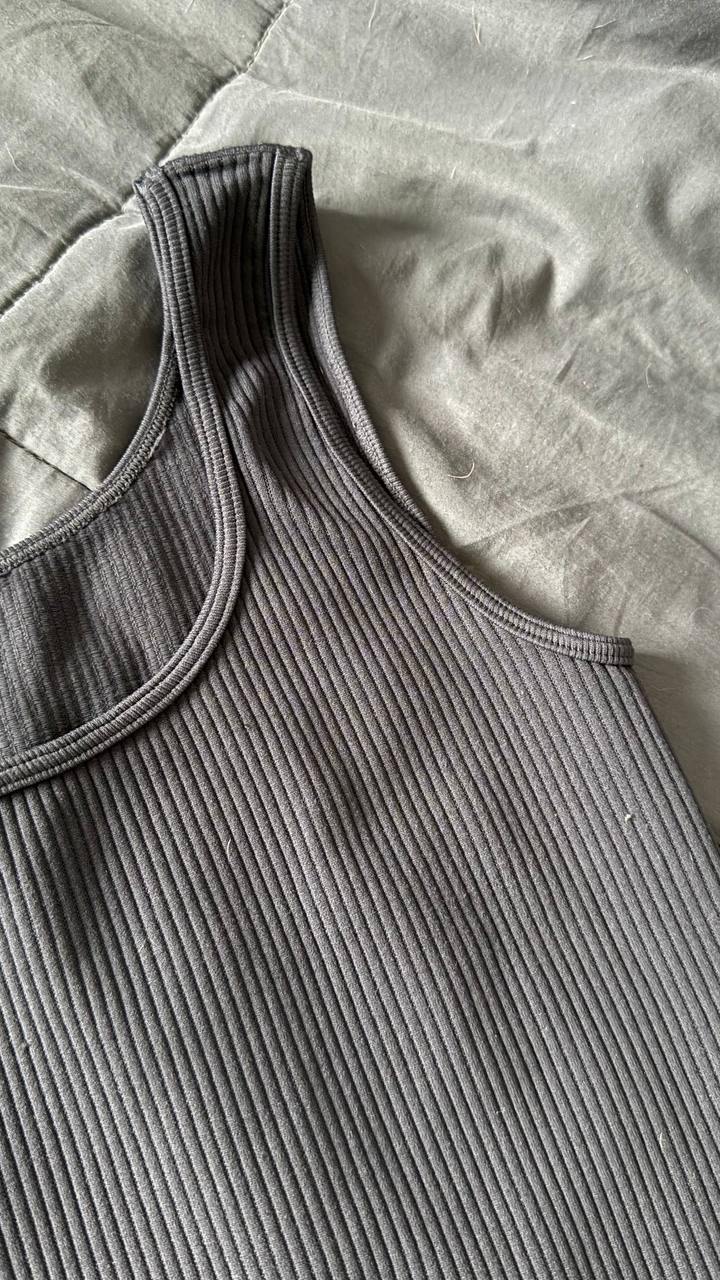 Ribbed body dark gray