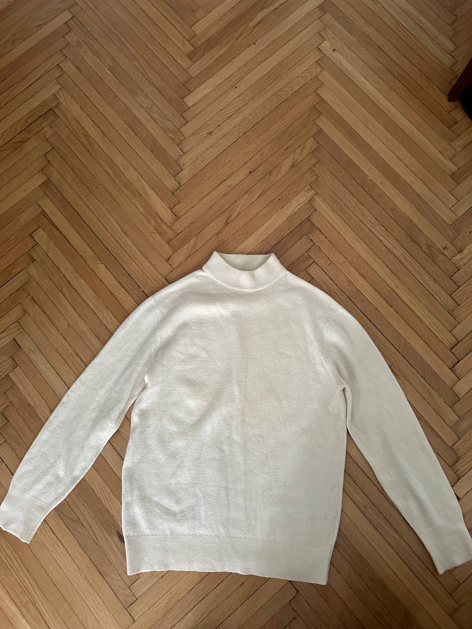 Woolen milk sweater