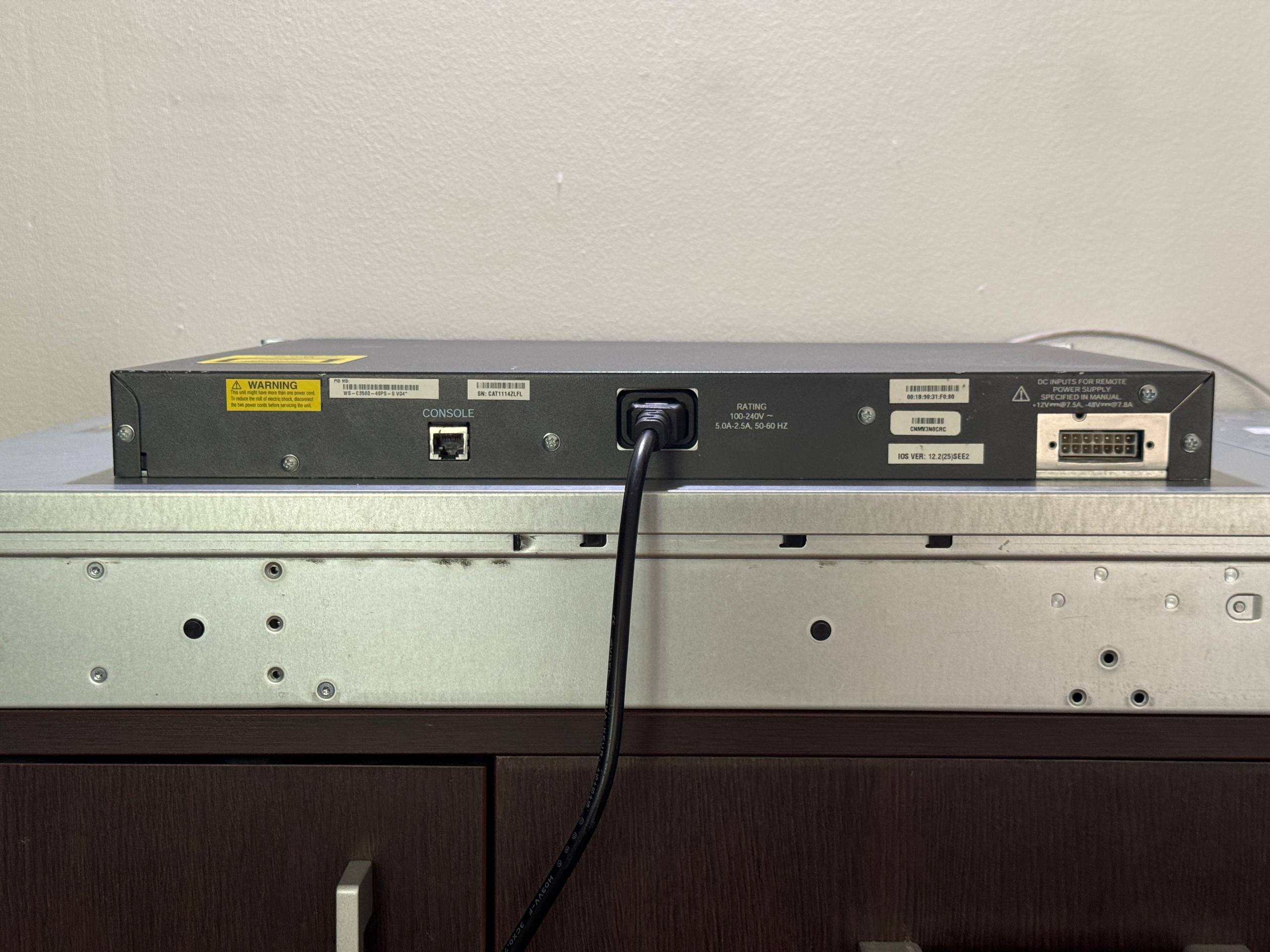 Cisco Catalyst WS-C3560-48PS-S photo 2