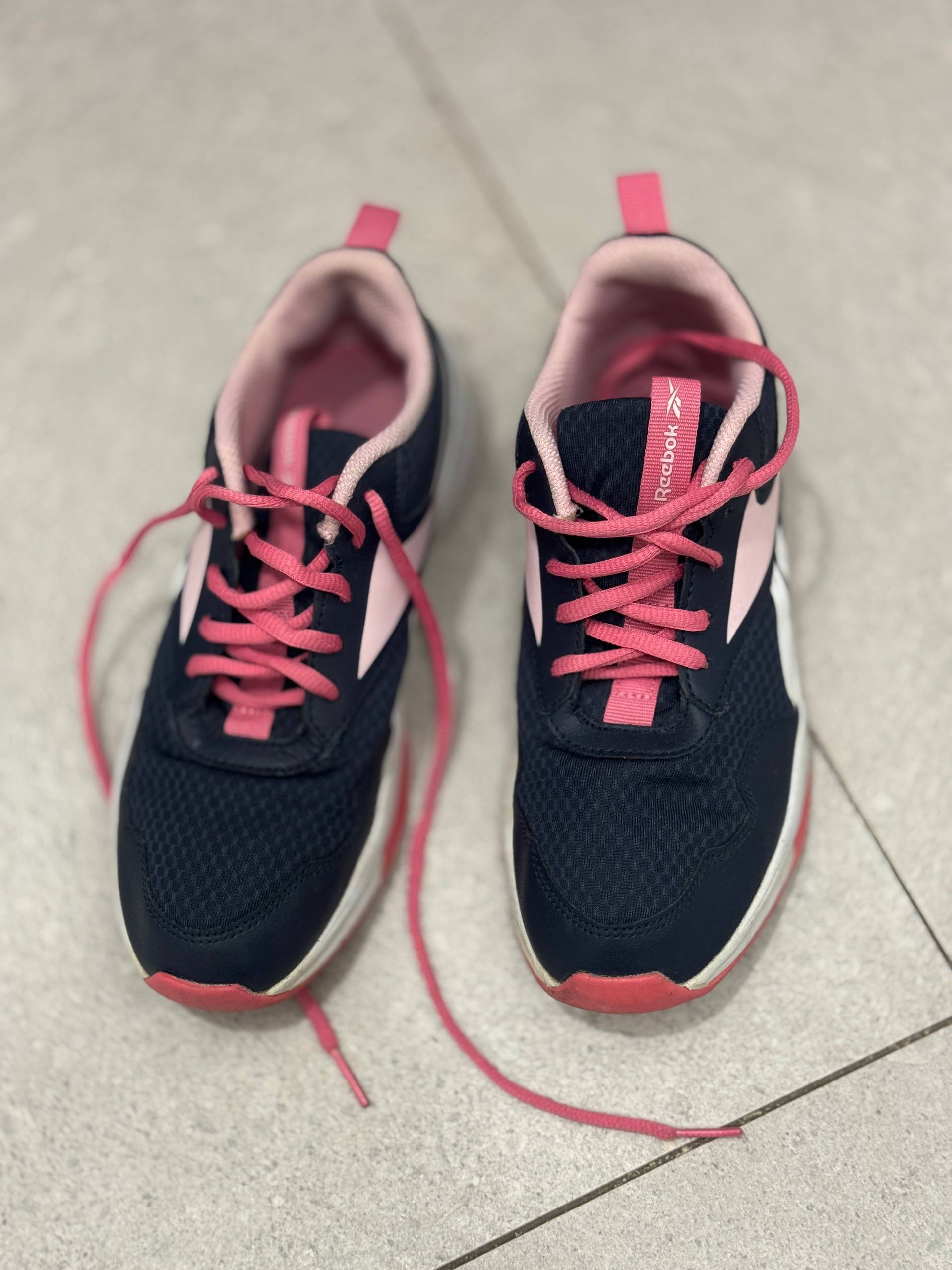 Reebok sneakers photo 2