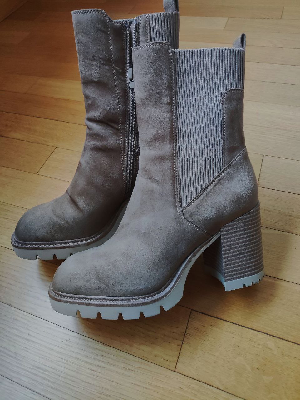 Suede ankle boots photo 2