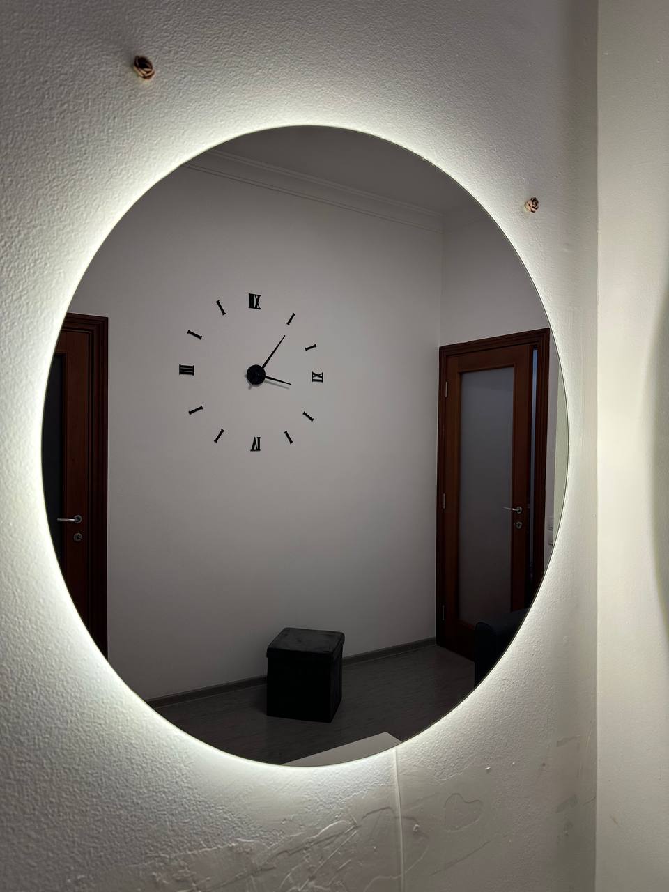 round mirror with lighting